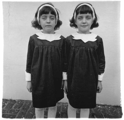 Jumelles identiques, Roselle, N.J. 1967 Copyright © The Estate of Diane Arbus