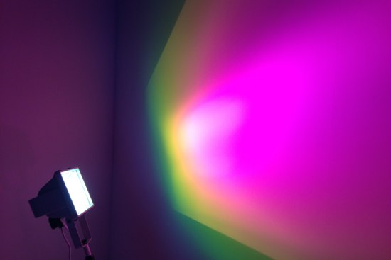 Spot de lumière décomposée au Grand Palais, exposition Dynamo