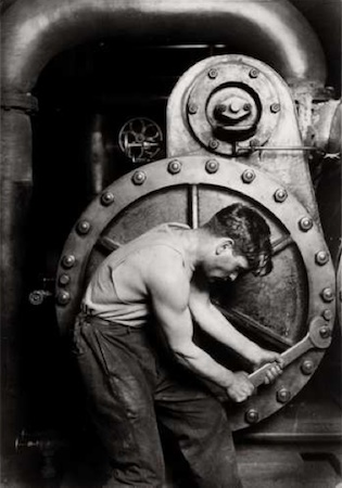 Mécanicien à la pompe à vapeur dans une centrale électrique, 1920 par Lewis Hine