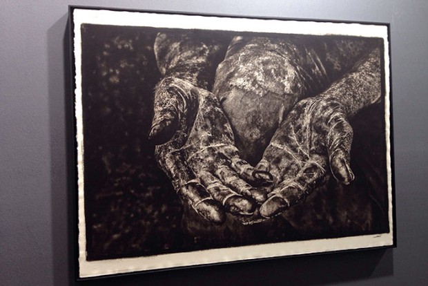 Caridad manos de Stéphane Noël - Tirage gomme bichromatée 100x100 cm - Galerie Pygmaphore