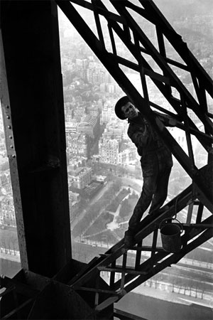 Le peintre de la tour Eiffel - 1953 - &copy Marc Riboud